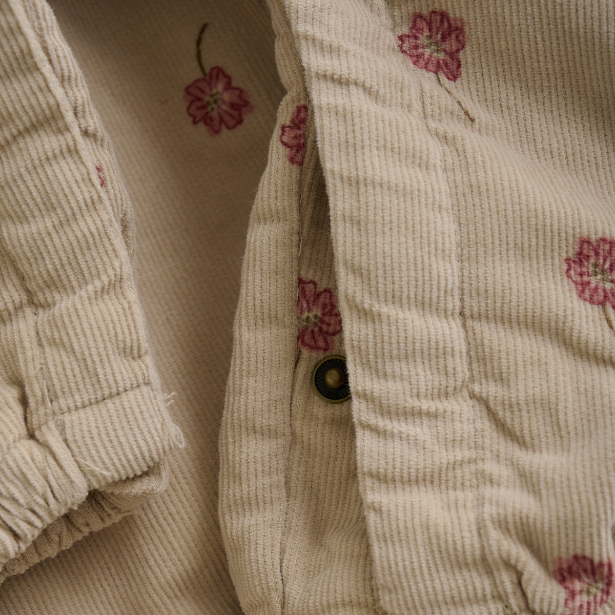Cord-Anzug mit Blumen