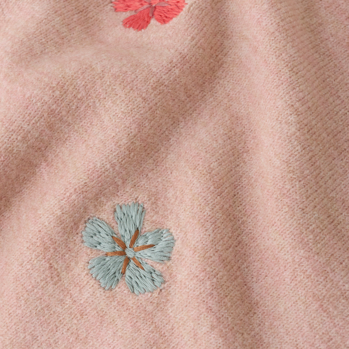 Strickpullover mit Blumen