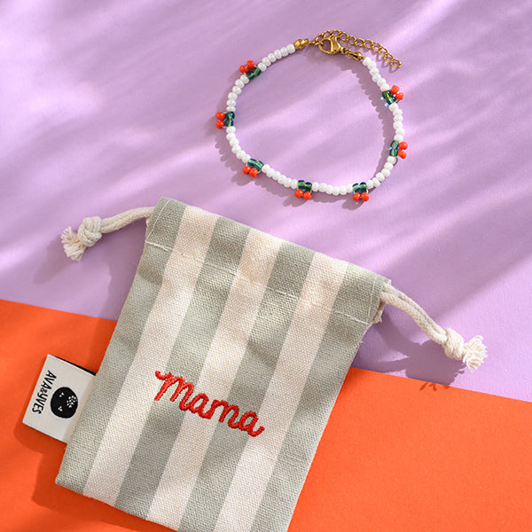 Perlenarmband Kirschen für Mamas mit Karabinerverschluss, Säckchen hellgrün/natur und Stickerei Mama