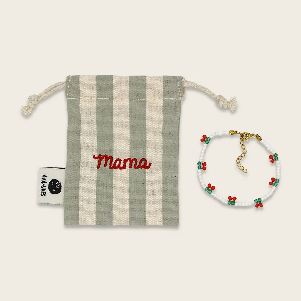Perlenarmband Kirschen für Mamas mit Karabinerverschluss, Säckchen hellgrün/natur und Stickerei Mama