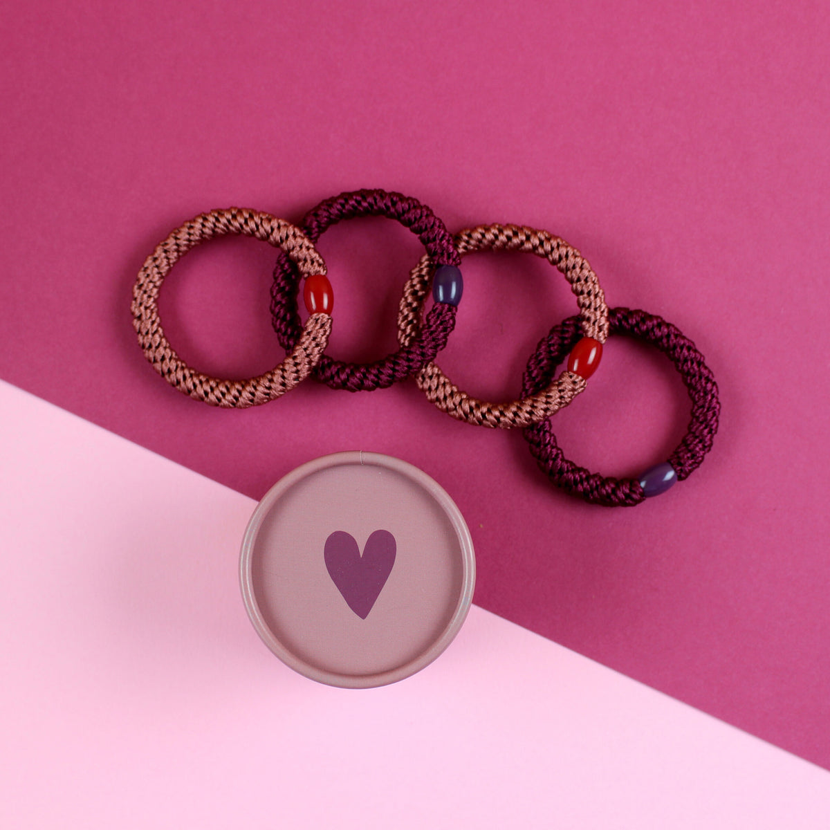 Haargummi-Set altrosa/dunkelrot mit 4 Haargummis in runder Geschenkbox