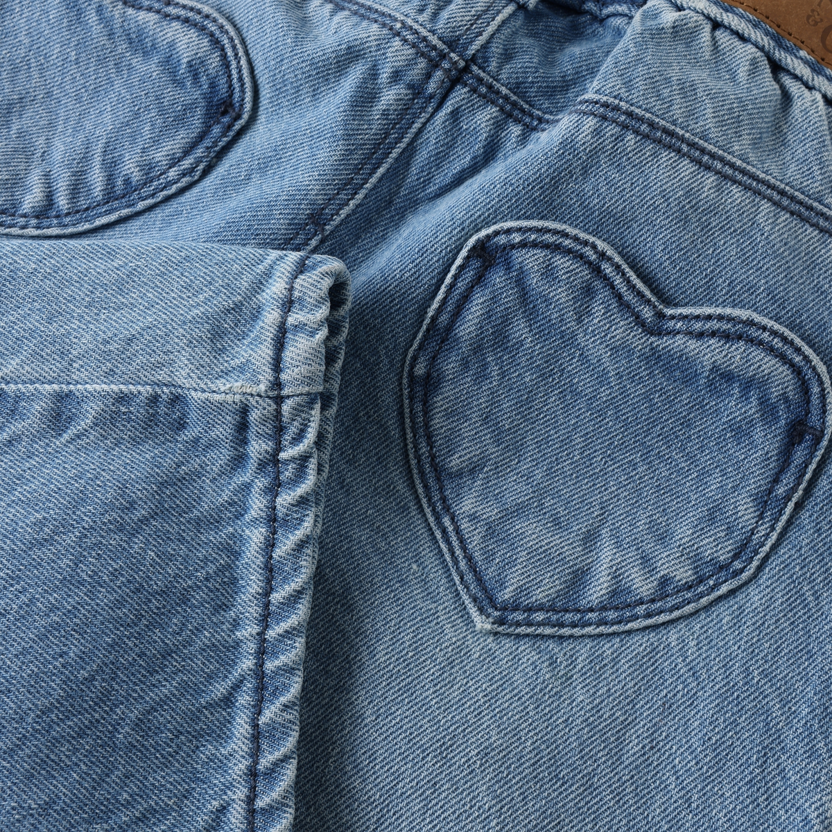 Jeanshosen mit weitem Bein und Herztasche