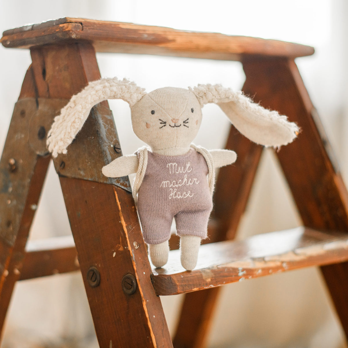 Mutmacher-Hase mit fliederfarbenem Anzug, 16cm (mit Rucksack)