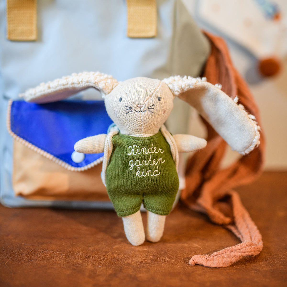 Hase “Kindergartenkind” mit Rucksack - olive