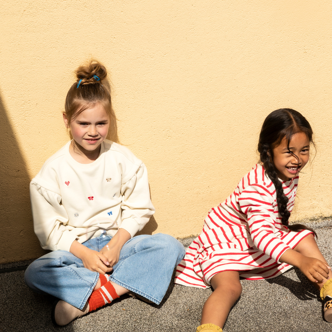 Jeanshosen mit weitem Bein und Herztasche