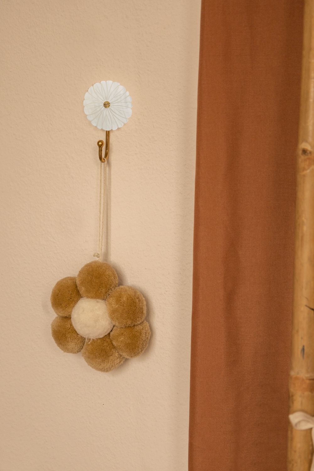 Pompon daisy hanger mustard